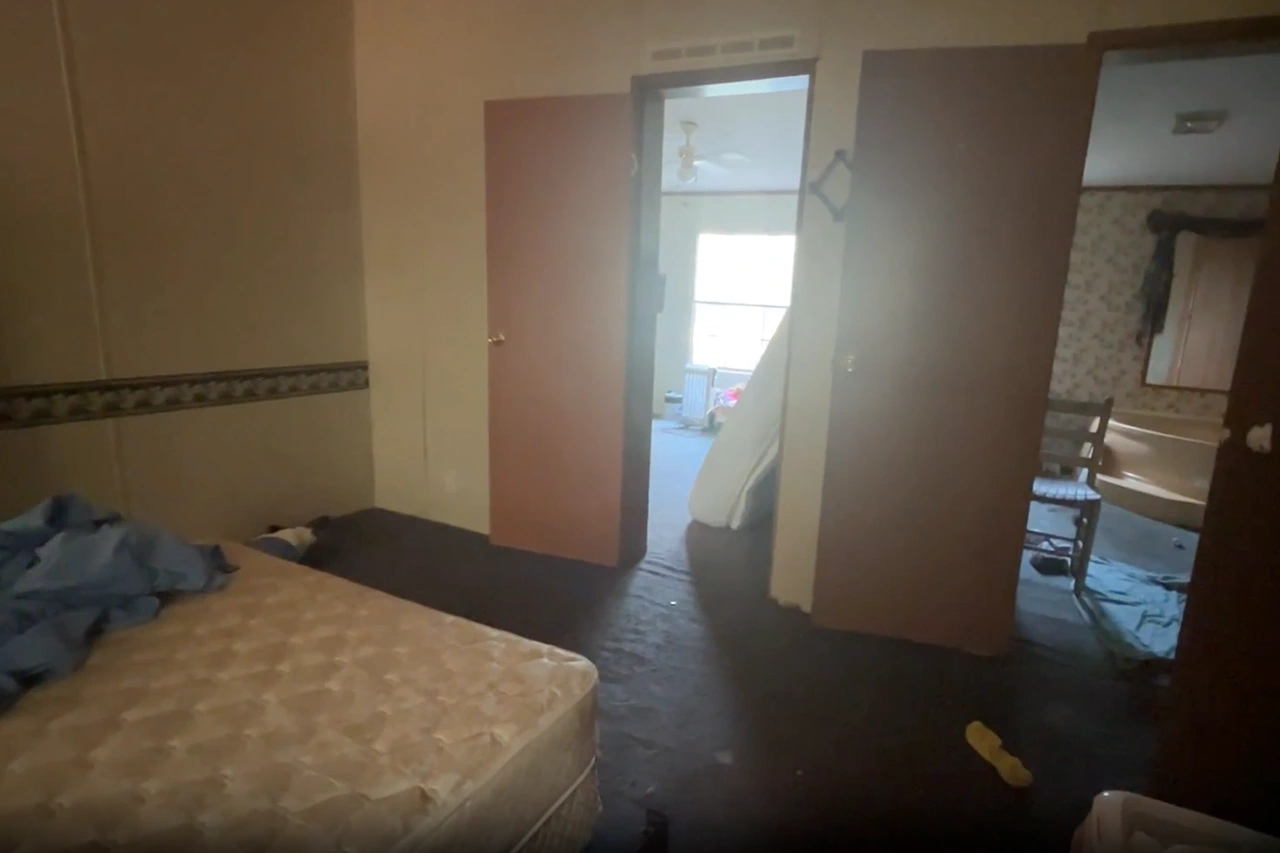 Chandler Rd Master Bed Before