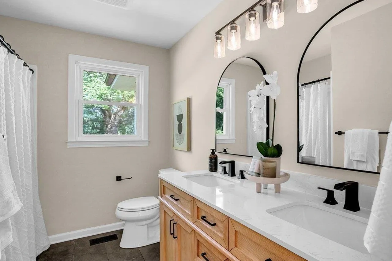 Homestead Drive Hall Bath After